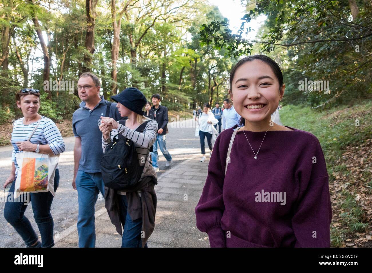 Jeune japonaise au sanctuaire Meiji, Shibuya, Tokyo, Japon, un week-end chargé Banque D'Images