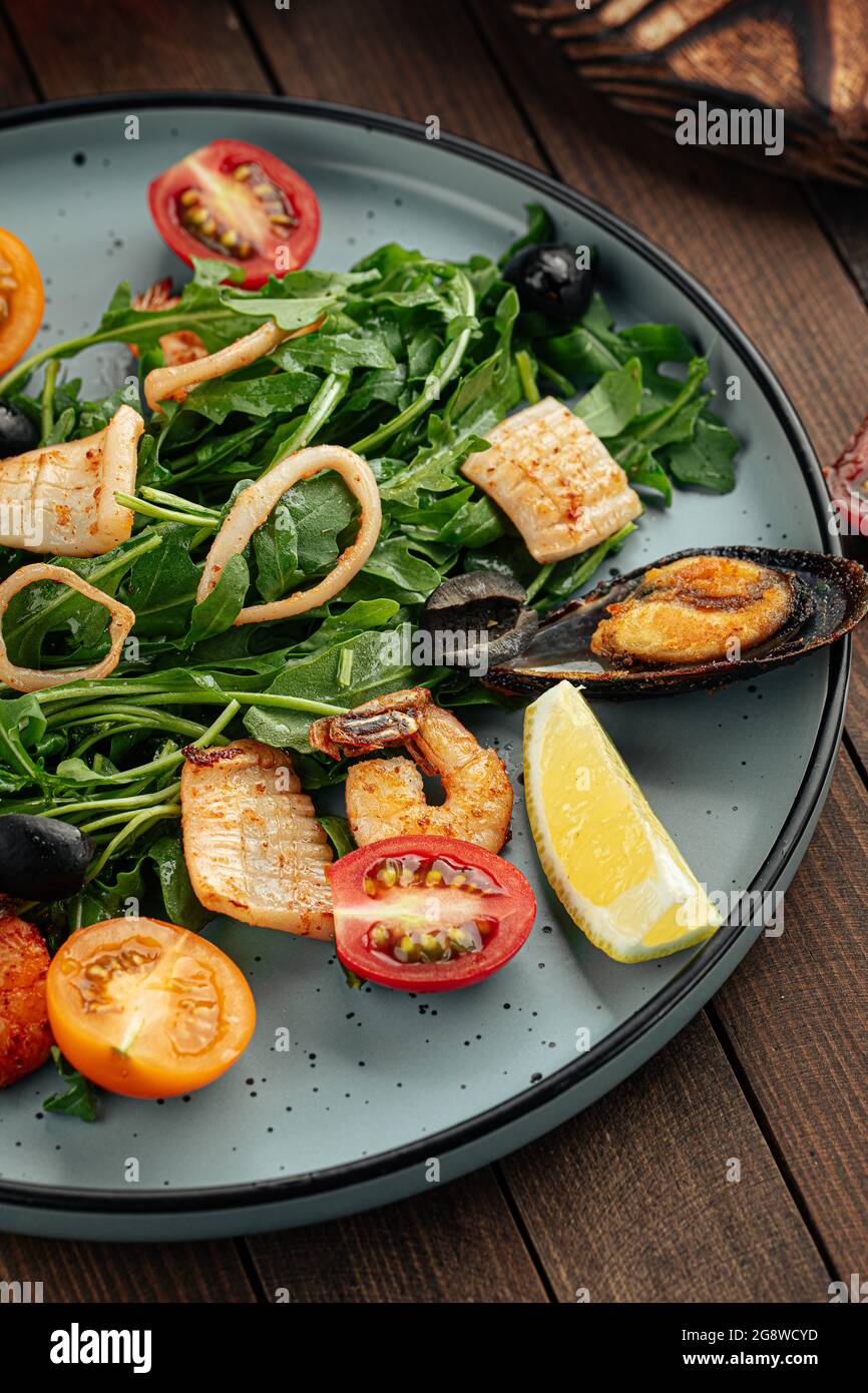 Assiette de salade de fruits de mer avec légumes verts Banque D'Images