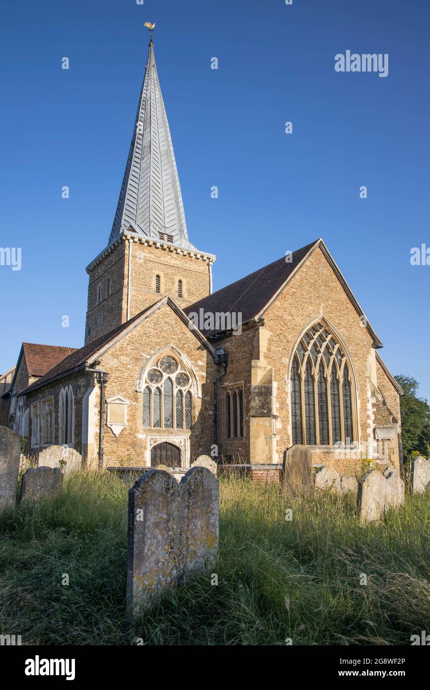 l'église paroissiale de st pierre et st pauls avec le remballage du cimetière dans le centre-ville de godalming surrey Banque D'Images