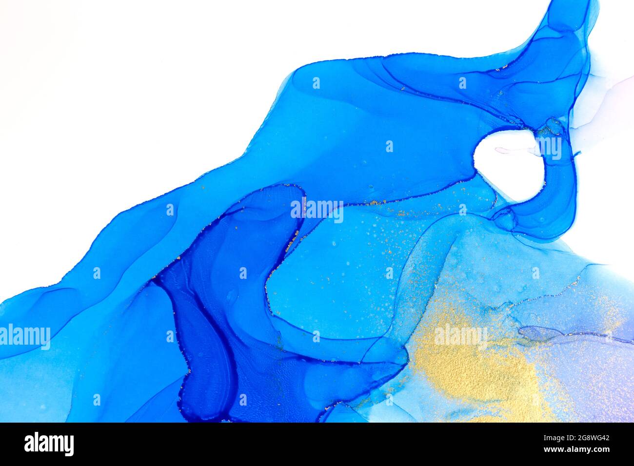 Texture transparente à l'encre d'alcool bleue avec poussière d'or isolée sur fond blanc Banque D'Images