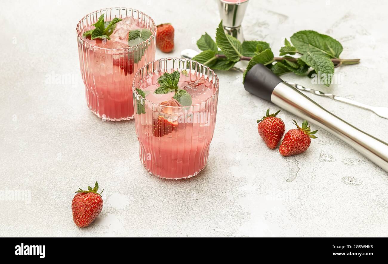 Boissons mojito aux fraises fraîches. Cocktails d'été ou cocktails maison sont décorés de fraises et de menthe fraîche. Copier l'espace pour le texte. Banque D'Images