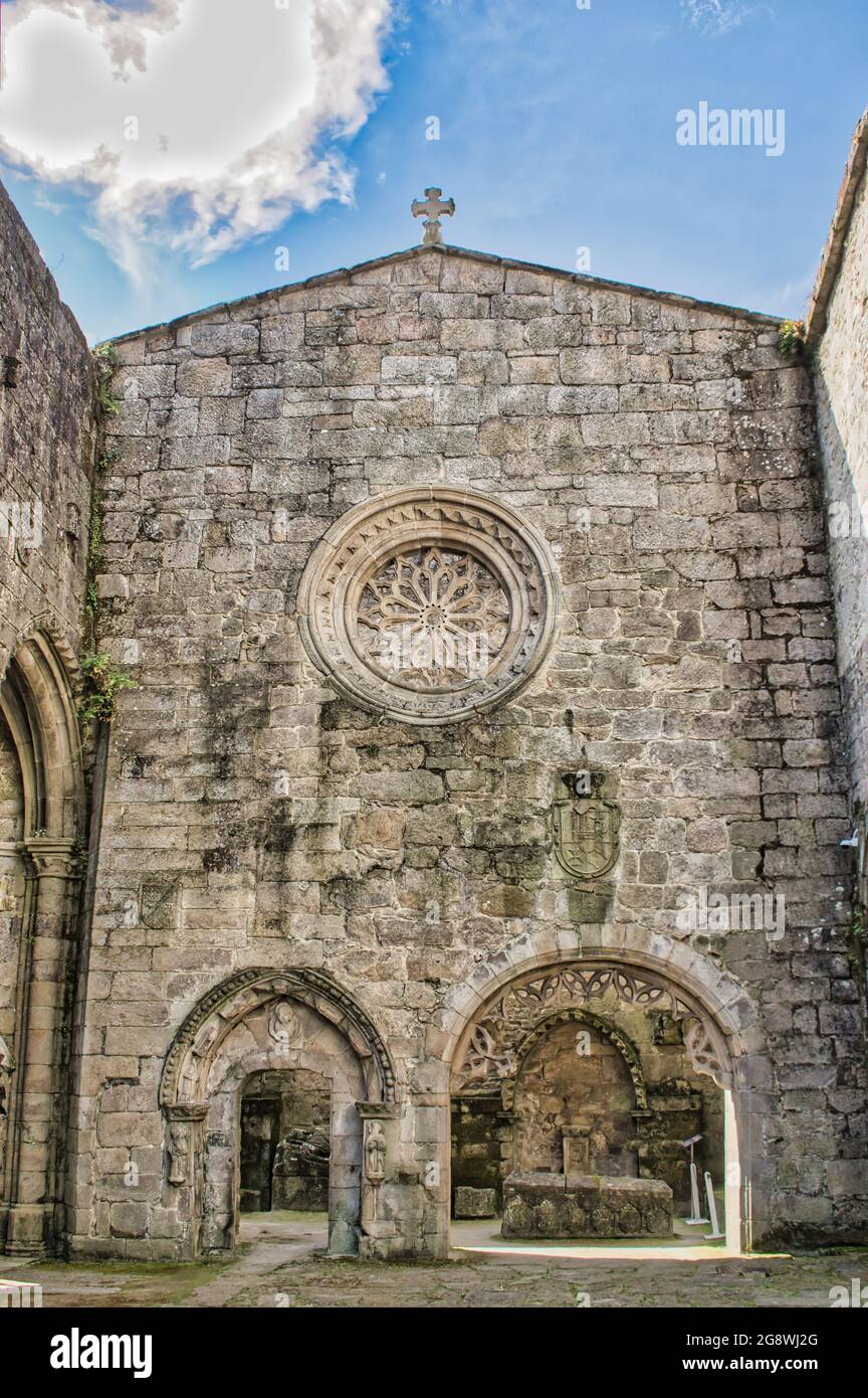 Une fenêtre de fleur gothique dans les ruines de l'ancien couvent de San Domingos à Pontevedra, Espagne Banque D'Images