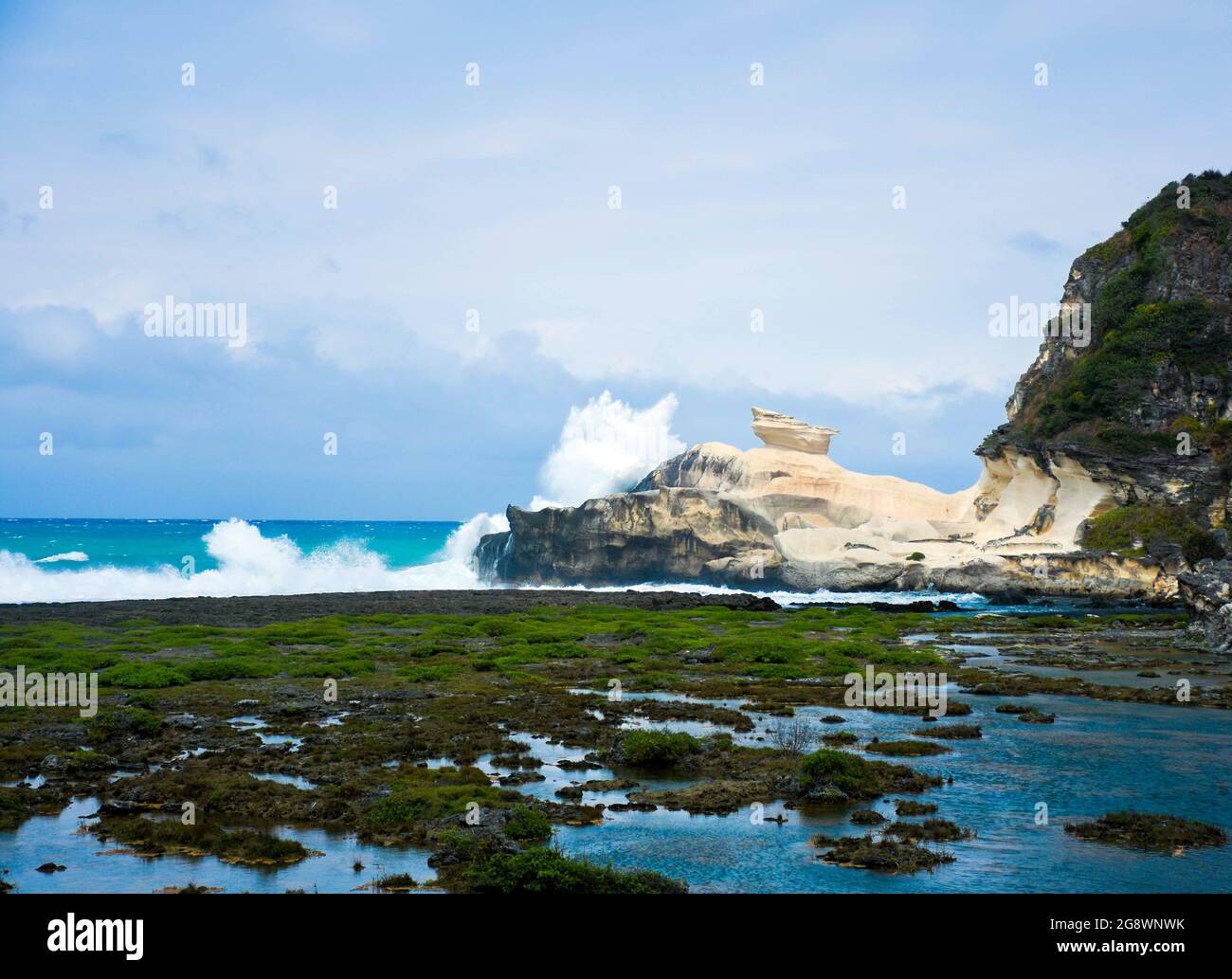 Capture de l'eau de mer éclabousse à Kapurpurawan Rock formation Burgos, Ilocos Norte. Banque D'Images