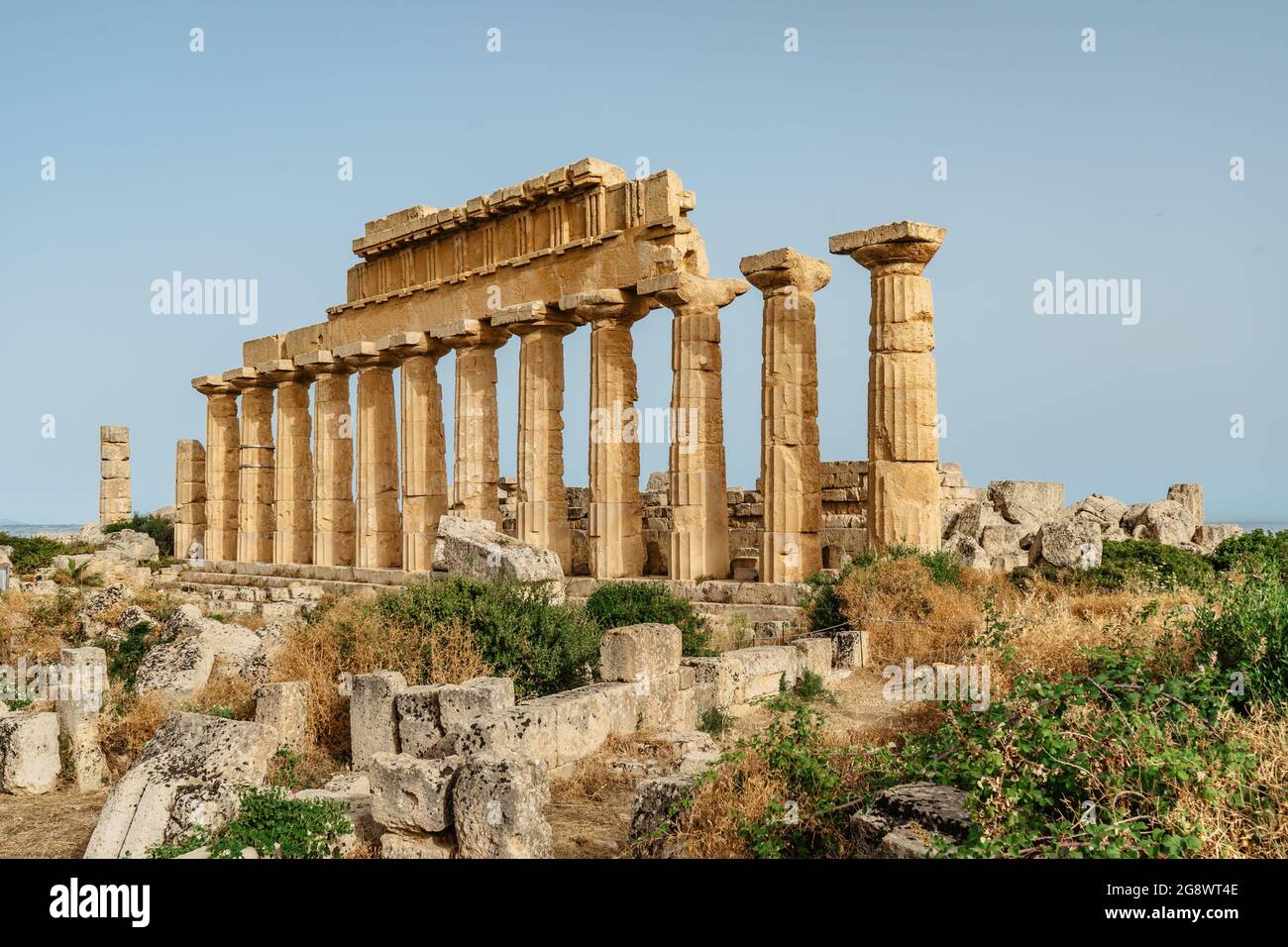 Acropole de Selinunte,Sicile,Italie.Homme voyageur appréciant la vue des ruines de bâtiments résidentiels et commerciaux dans la ville grecque ancienne de Selinus. Banque D'Images