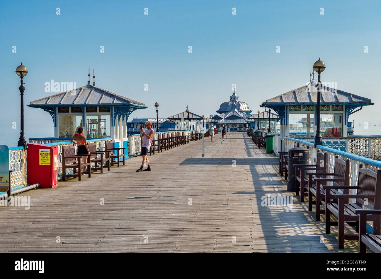 21 juillet 2021 : Llandudno, au nord du pays de Galles - les premiers visiteurs sur le quai de Llandudno le matin de l'été. Banque D'Images