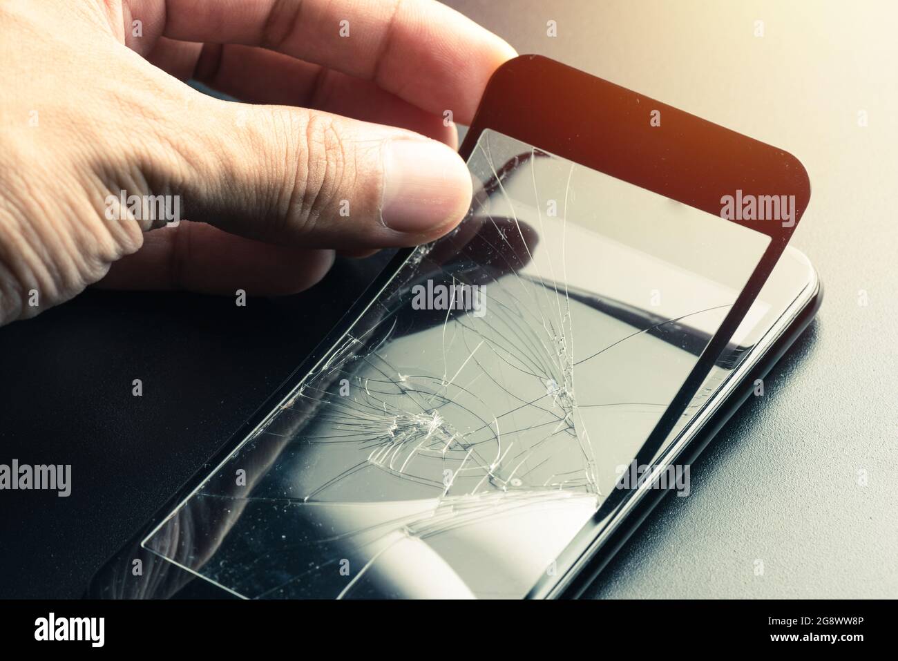 gros plan protection d'écran en verre trempé cassé pour smartphone Photo  Stock - Alamy
