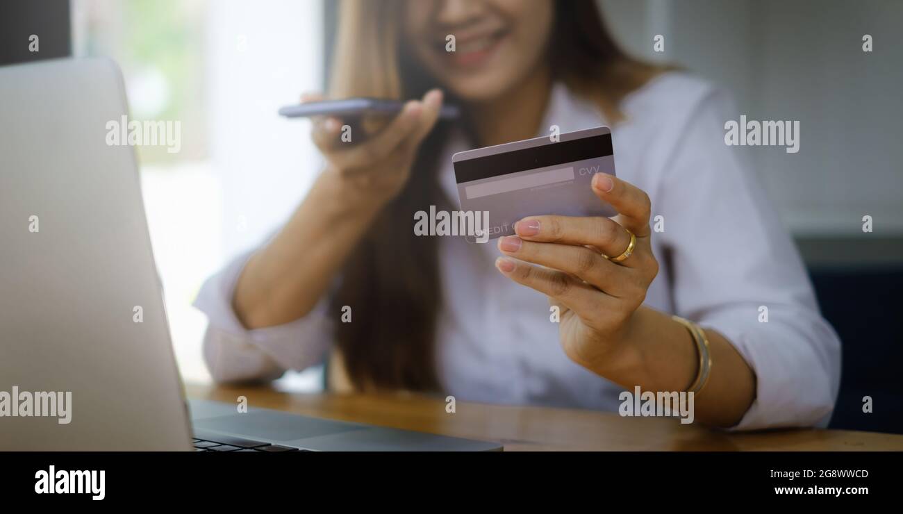 Pour un problème, une femme parle avec un centre de contact de carte de crédit. Banque D'Images
