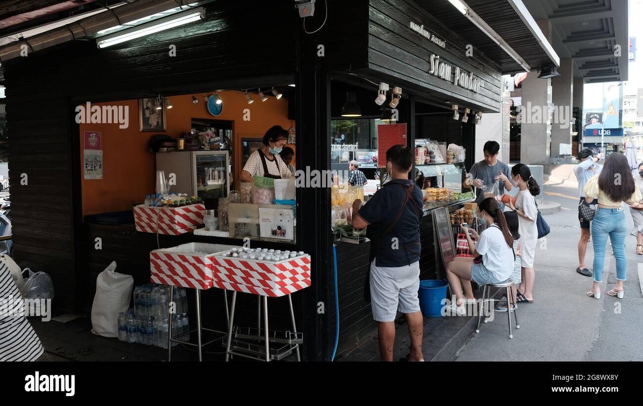 Siam Square mi-journée Bangkok Thaïlande pendant Covid-19 Pandemic Times personnes portant le masque Banque D'Images