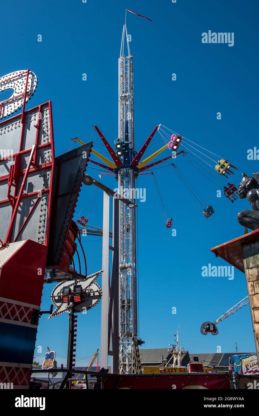 Den Helder, pays-Bas. 8 juillet 2021.scènes d'une foire avec des carrousels et des autos tamponneuses. Photo de haute qualité Banque D'Images