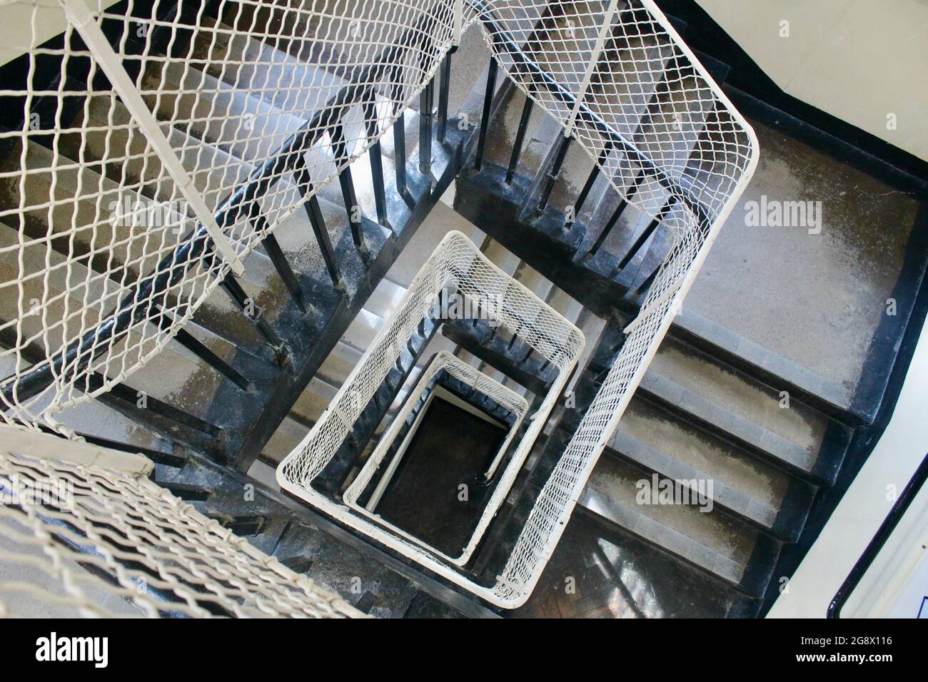 En regardant vers le bas un escalier avec cage de sécurité en métal mess  école secondaire anglaise à londres angleterre Royaume-Uni Photo Stock -  Alamy