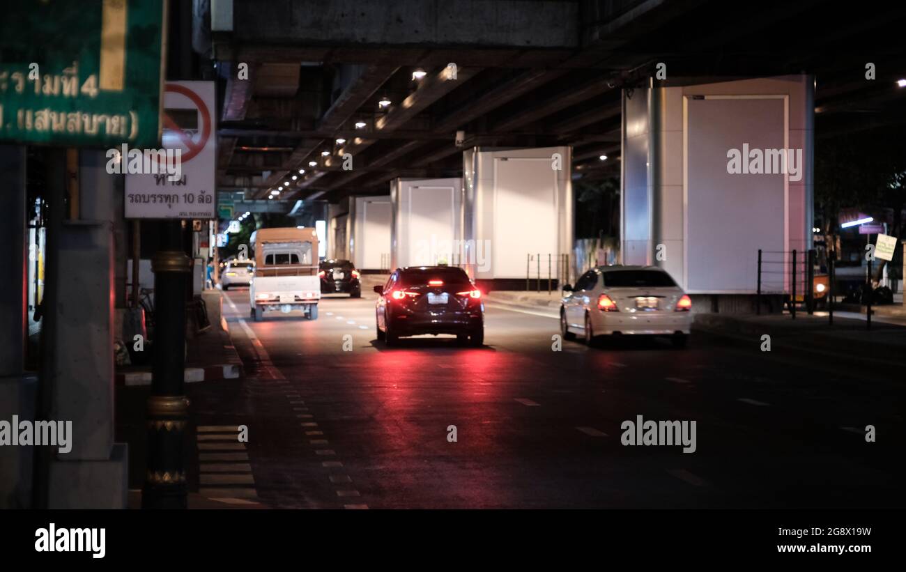 Sukhumvit Road sous la station Thong BTS Lo Skytrain la nuit Bangkok Thaïlande Banque D'Images