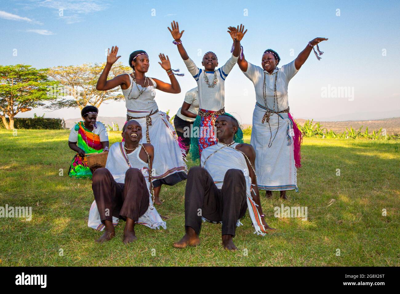 Les habitants de la région exécutent la danse traditionnelle à Kitwa, en Ouganda Banque D'Images