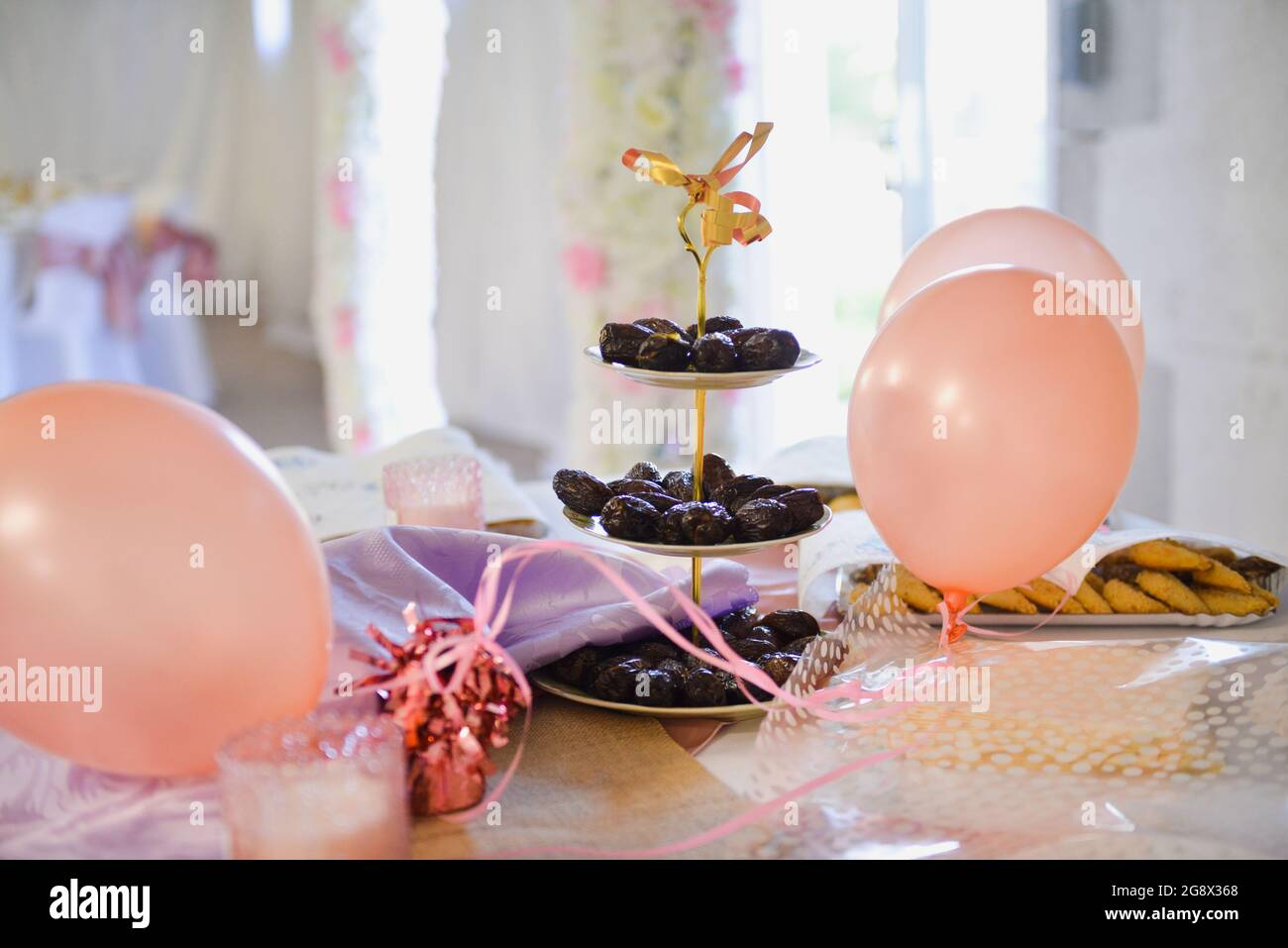 Les dates séchées sont présentées sur une assiette sur une table de fête Banque D'Images