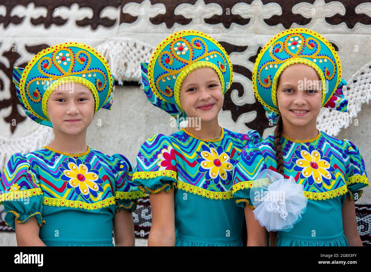 Enfants kirghizes habillés pour jouer pendant le jour de l'indépendance qui est la fête nationale, sur la place Ala Too, à Bichkek, Kirghizistan Banque D'Images