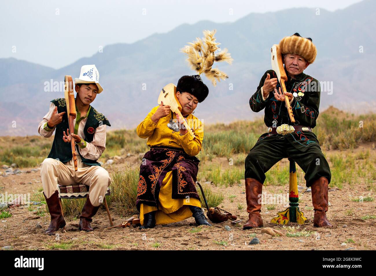 Musiciens jouant des instruments traditionnels locaux, à Issyk Kul, Kirghizistan. Banque D'Images