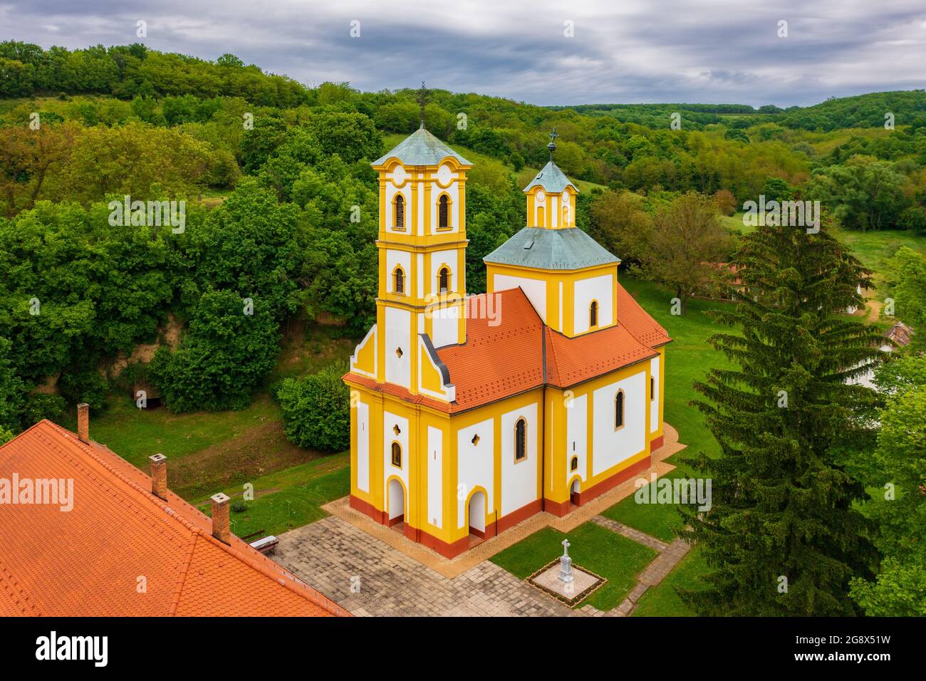 Vue aérienne de l'église Saint-Michel et de l'Archange Gabriel à Grábóc, Hongrie. Banque D'Images