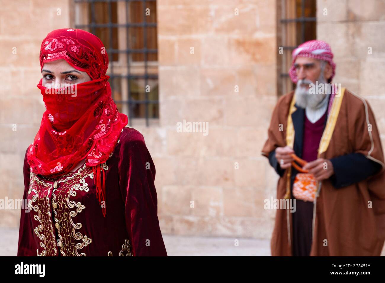 Homme et femme locaux en vêtements traditionnels, Sanliurfa, Turquie Banque D'Images