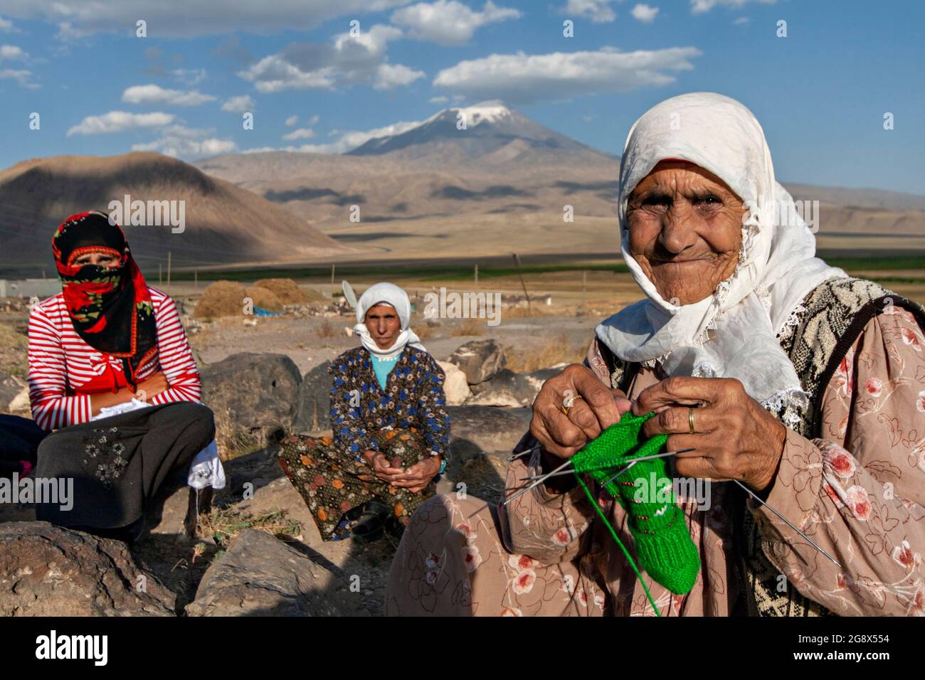 Les femmes locales avec le Mont Ararat en arrière-plan à Dogubeyazıt, Turquie Banque D'Images