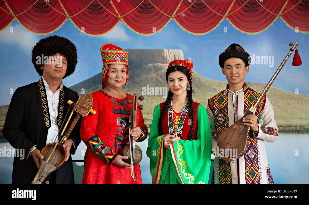 Groupe de musiciens de la région de Khorezm connu sous le nom de "gorge Singers" dans la ville de Nukus, Ouzbékistan Banque D'Images