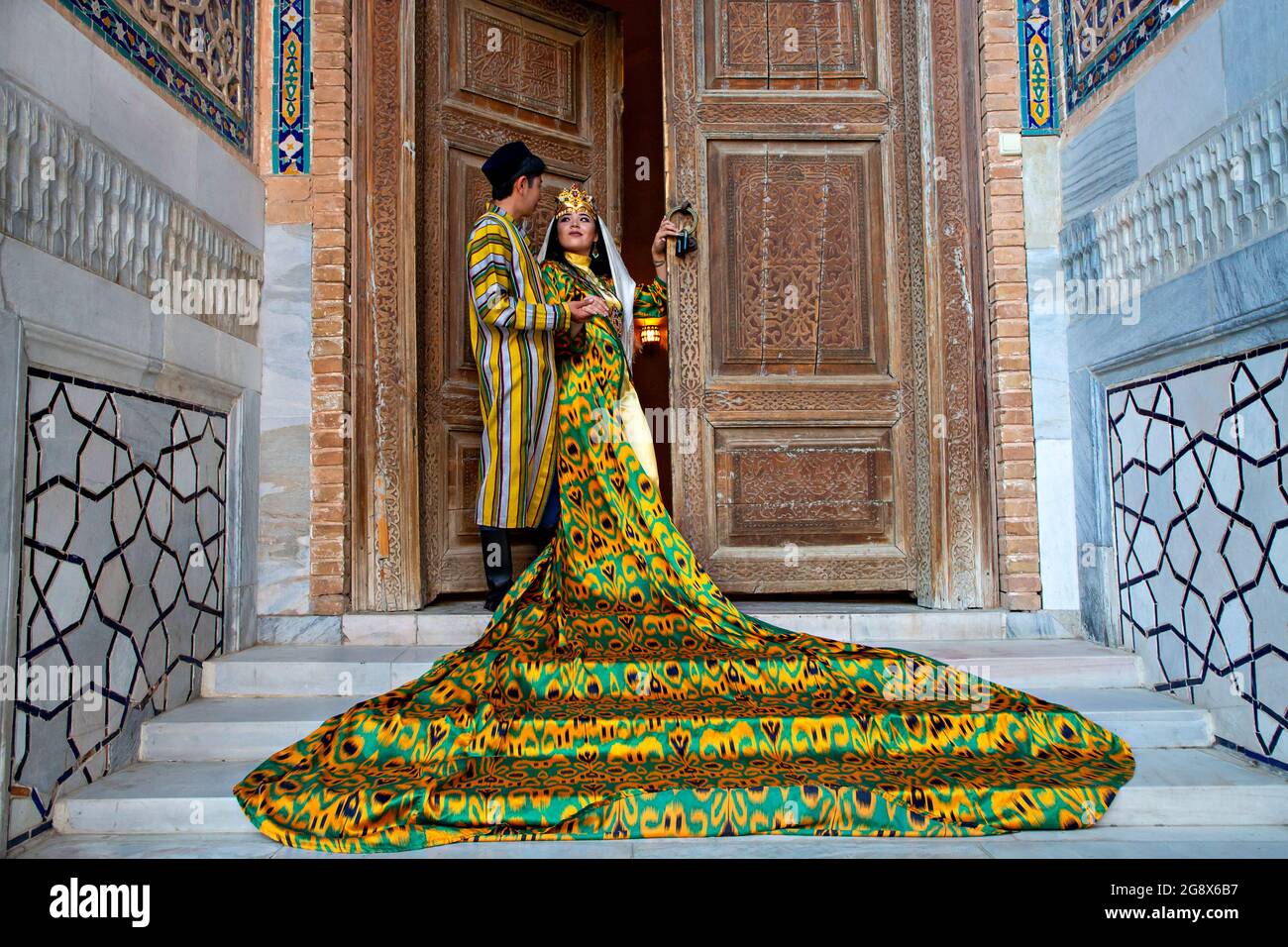 Un couple ouzbek vêque de façon traditionnelle à Samarkand, en Ouzbékistan Banque D'Images