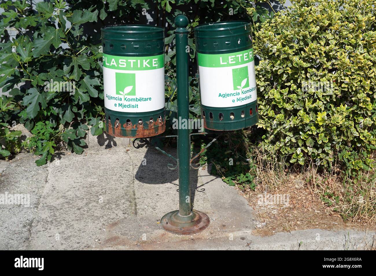 13 juin 2021, Albanie, Tirana: Deux poubelles portant des étiquettes pour 'Plastike' (l., plastique) et 'Leter' (papier). Photo: Peter Endig/dpa-Zentralbild/ZB Banque D'Images