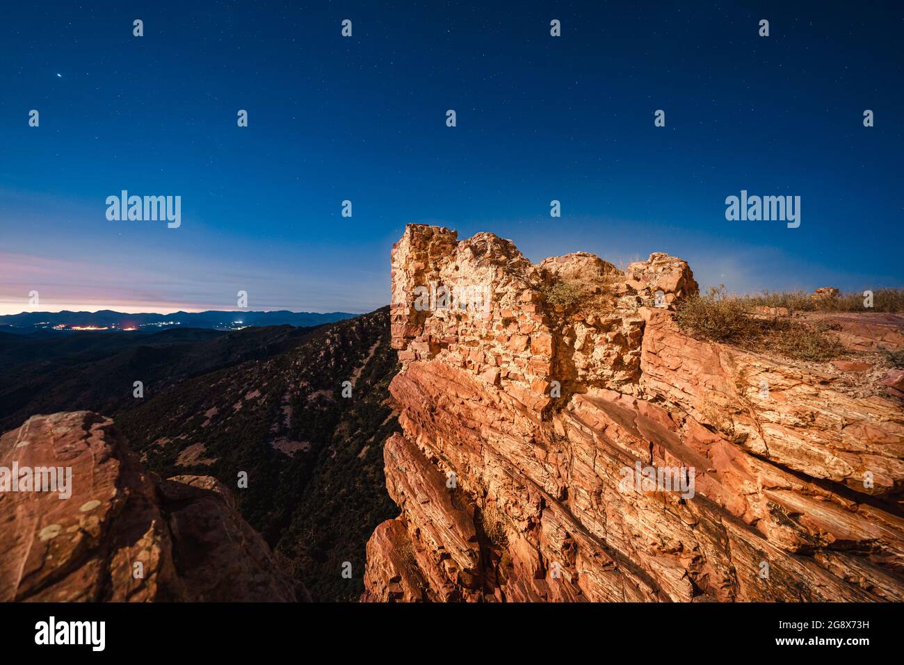 Paysage de nuit étoilée dans un château en ruines. Castillo de Castro, Espagne. Banque D'Images