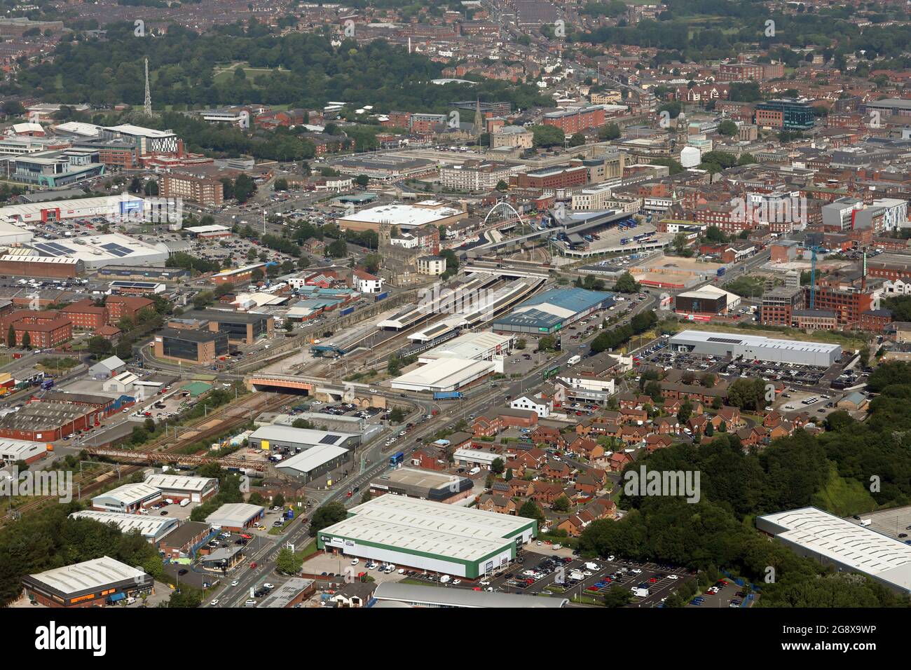 Vue aérienne du centre-ville de Bolton en regardant vers le nord-ouest en traversant Burnden vers la gare et l'hôtel de ville au loin Banque D'Images