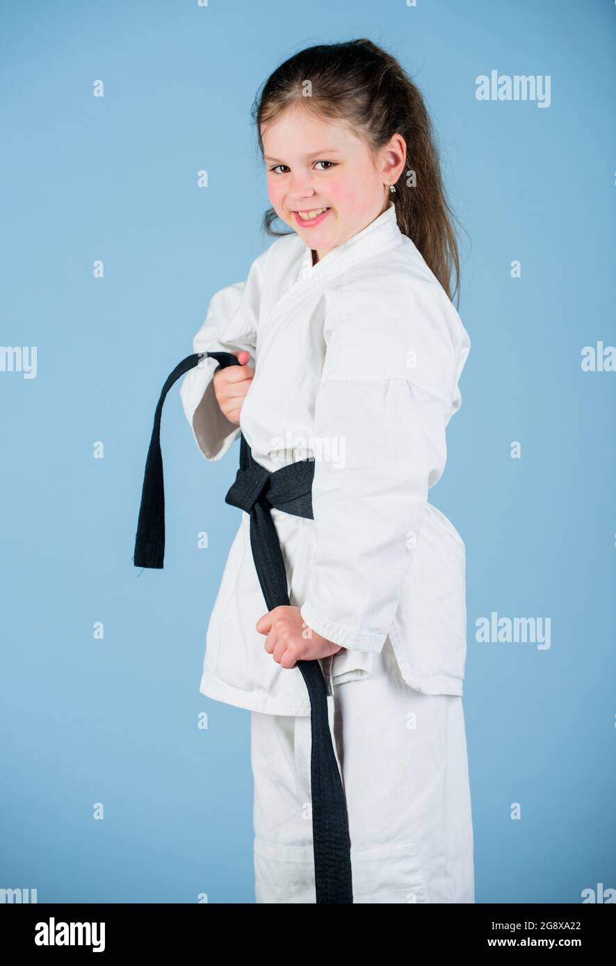Petite fille en uniforme d'arts martiaux. Petite fille en vêtements de  sport gi. Pratiquant Kung Fu. Enfance heureuse. Knockout. Énergie et  activité pour les enfants. Sport Photo Stock - Alamy