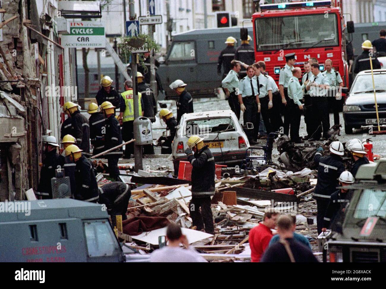 Royaume-Uni SEULEMENT PHOTO du dossier datée du 15/08/98 des policiers et pompiers de la Royal Ulster Constabulary inspectant les dommages causés par une explosion de bombe dans Market Street, Omagh, Co Tyrone. Un juge a recommandé au gouvernement britannique d'entreprendre une enquête conforme aux droits de l'homme sur l'attentat à la bombe d'Omagh, et a exhorté le gouvernement irlandais à faire de même, après avoir constaté qu'il y avait une « vraie perspective », la véritable attaque de l'IRA en 1998 aurait pu être évitée. Date de publication : vendredi 23 juillet 2021. Banque D'Images