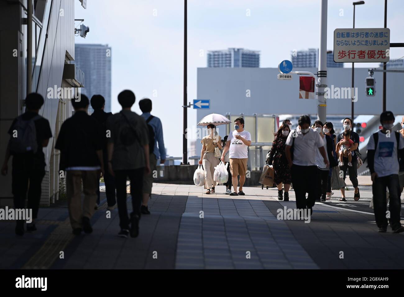 Tokyo, Japon. 23 juillet 2021. Les piétons sont à l'extérieur de la ville. Credit: Marijan Murat/dpa/Alamy Live News Banque D'Images