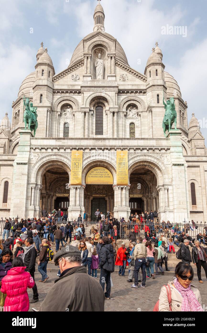 Une foule de touristes se sont rassemblés au pied de la basilique du Sacré-cœur de Montmartre, à Paris Banque D'Images