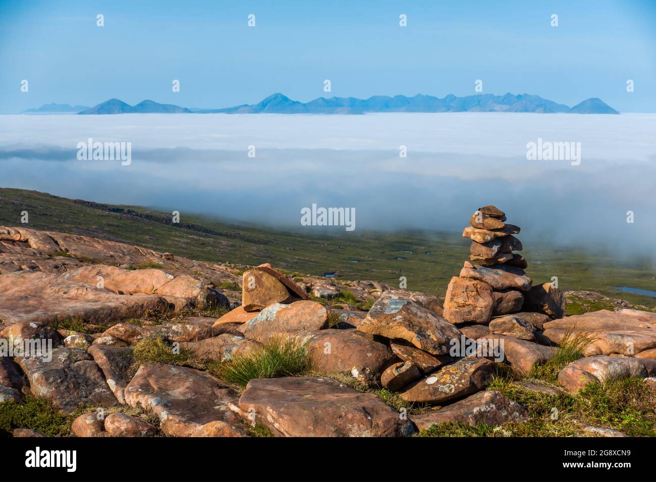 Une inversion de nuages des montagnes éloignées de Cuillin Ridge sur l'île de Skye, en Écosse, vue depuis le sommet du Bealach Na Ba près d'APPLECROSS Banque D'Images