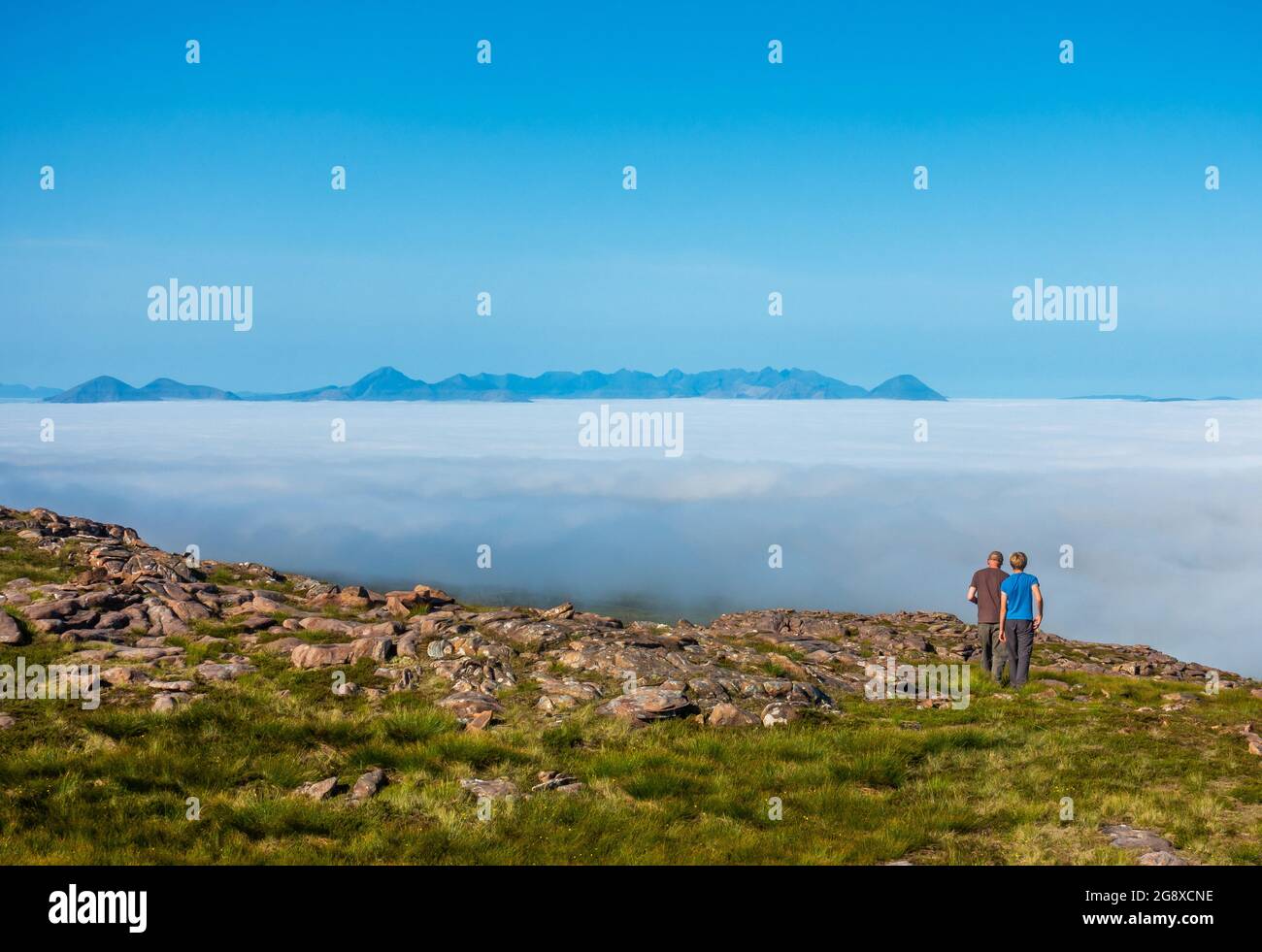 Une inversion de nuages des montagnes éloignées de Cuillin Ridge sur l'île de Skye, en Écosse, vue depuis le sommet du Bealach Na Ba près d'APPLECROSS Banque D'Images