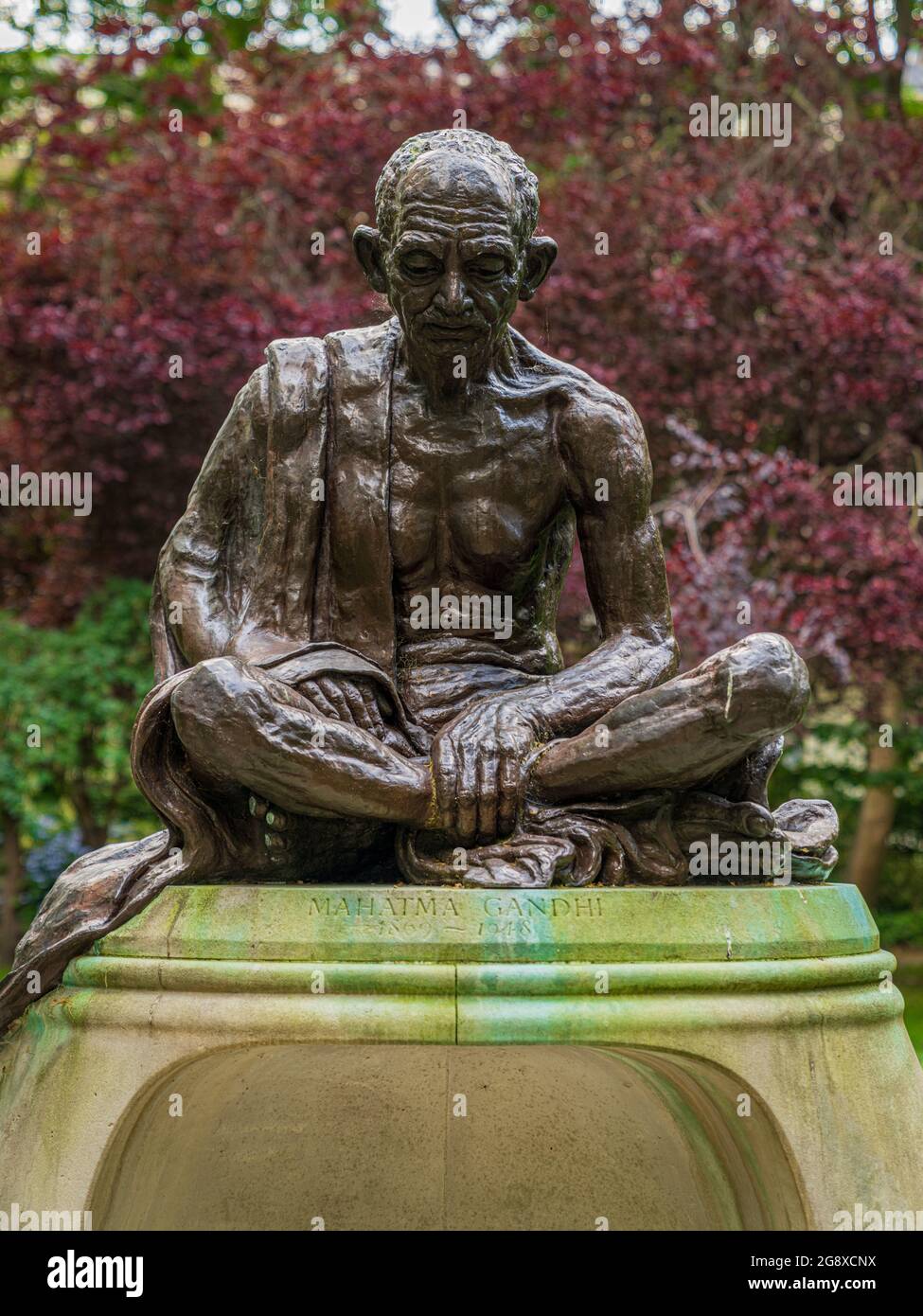 Mahatma Gandhi statue en Tavistock Square Gardens Bloomsbury Londres. Sculpté par Fredda brillante et installé en 1968 Banque D'Images