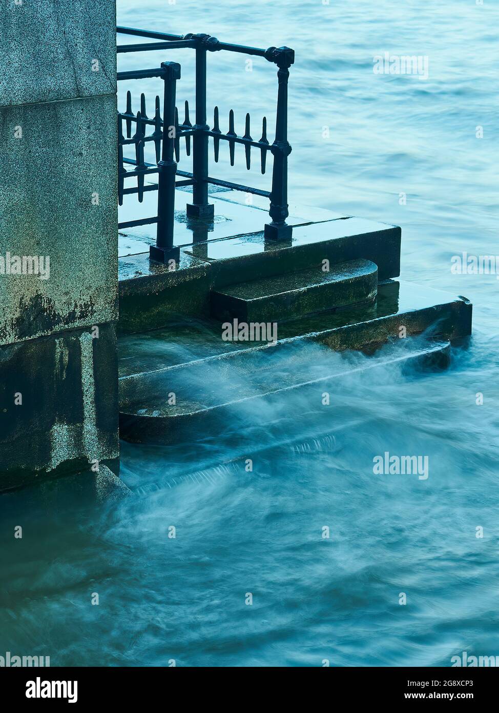 Vue panoramique lente sur les pierres et la Tamise à côté de l'Embankment. La longue exposition a fantomatique l'eau, donnant une sensation de paix. Banque D'Images