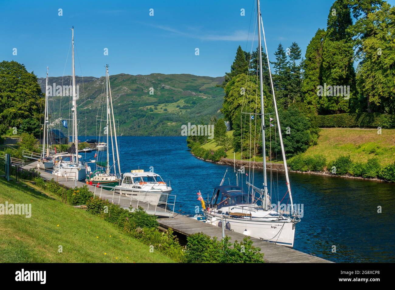 Bateaux sur le canal calédonien dans le village de fort Augustus, entre Inverness et fort William, en Écosse. Le Loch Ness est visible en arrière-plan Banque D'Images