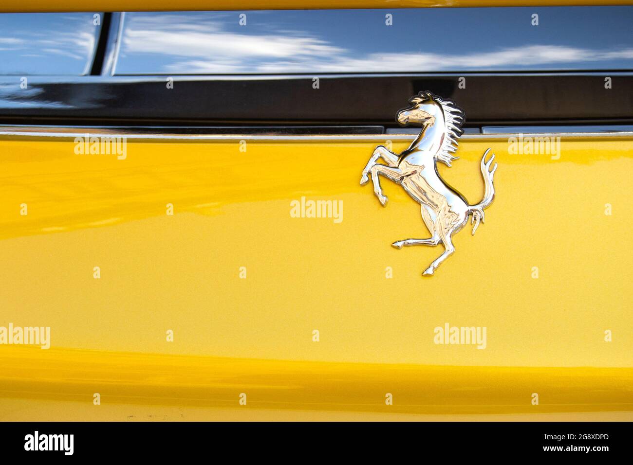 01-07-2021, Modène - Italie. Logo Ferrari sur la voiture de sport lors de l'exposition Motor Valley 2021. Concept de technologie, style de vie de luxe, style italien, spe Banque D'Images