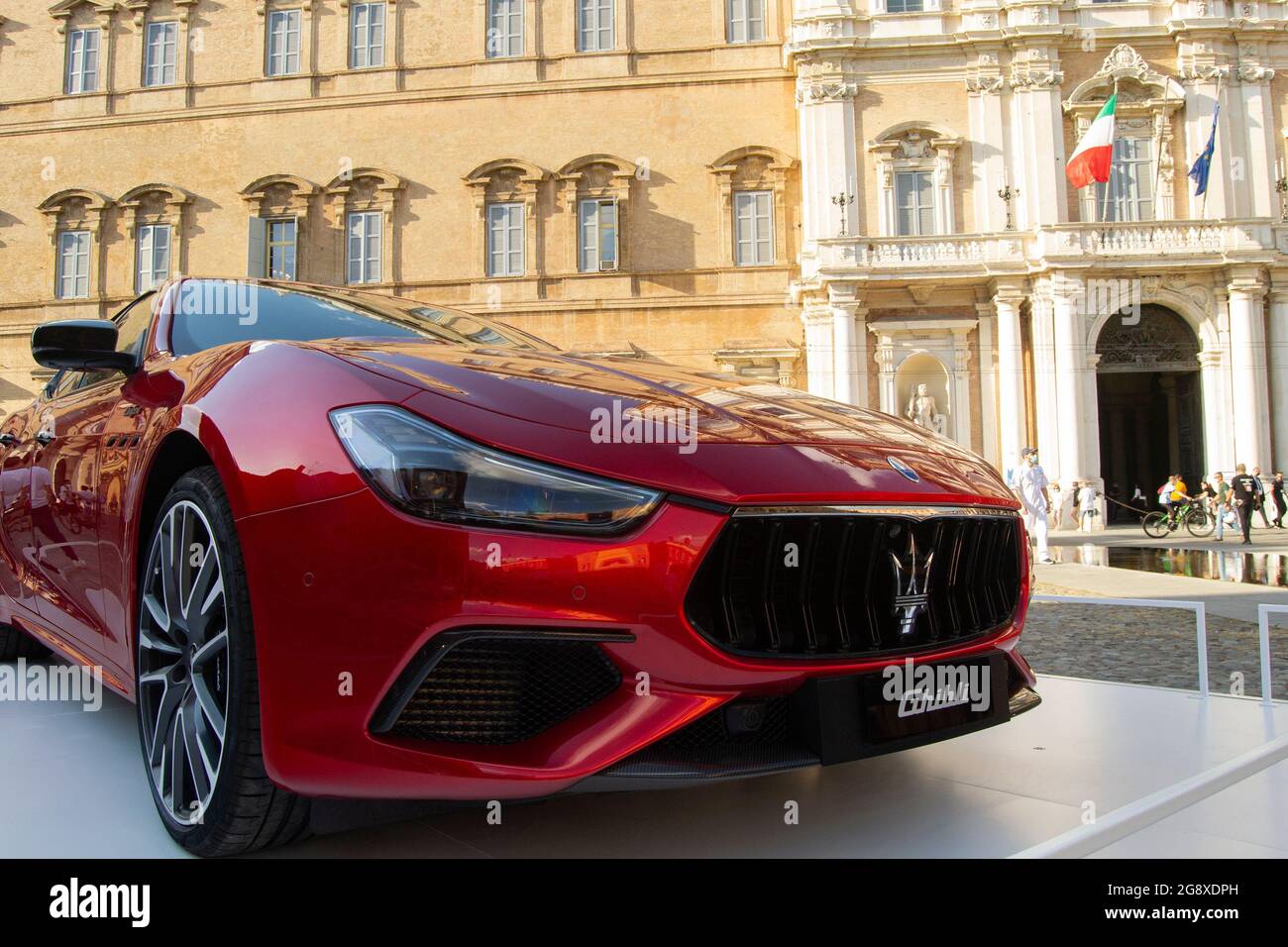 01-07-2021, Modène - Italie. Motor Valley Cars Exibition, rouge Maserati Ghibli devant le palais de l'Académie de l'Armée italienne. Concept de style italien, luxe Banque D'Images