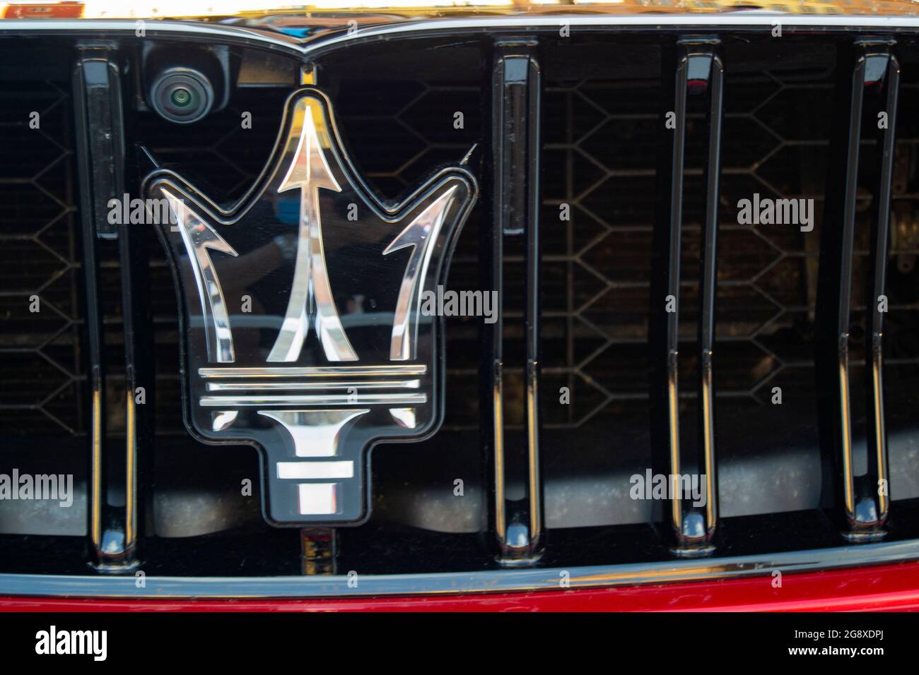 01-07-2021, Modène - Italie. Logo Maserati trident sur une voiture de sport lors de l'exposition de la Vallée du moteur. Concept pour le style italien, les voitures de luxe et le style de vie, Banque D'Images