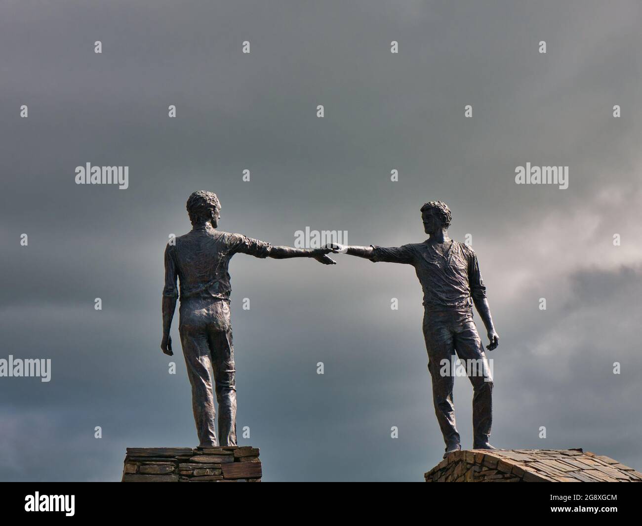 Les mains à travers le fossé - une sculpture sur le côté ouest du pont Craigavon à Derry / Londonderry, en Irlande du Nord, symbolisant la réconciliation Banque D'Images