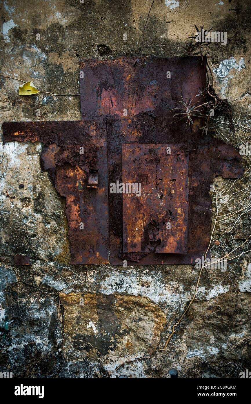 Étude texturale du fer rouillé sur un mur en pierre et en béton de Peng Chau, une des îles périphériques de Hong Kong Banque D'Images