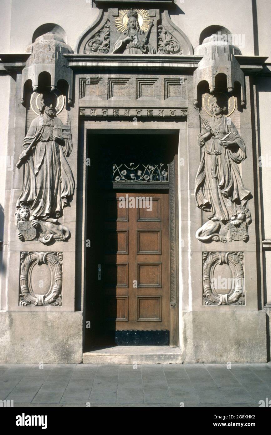 Porte décorative avec des figures sculptées de saints en 1981, Regensburg, Bavière, Allemagne Banque D'Images