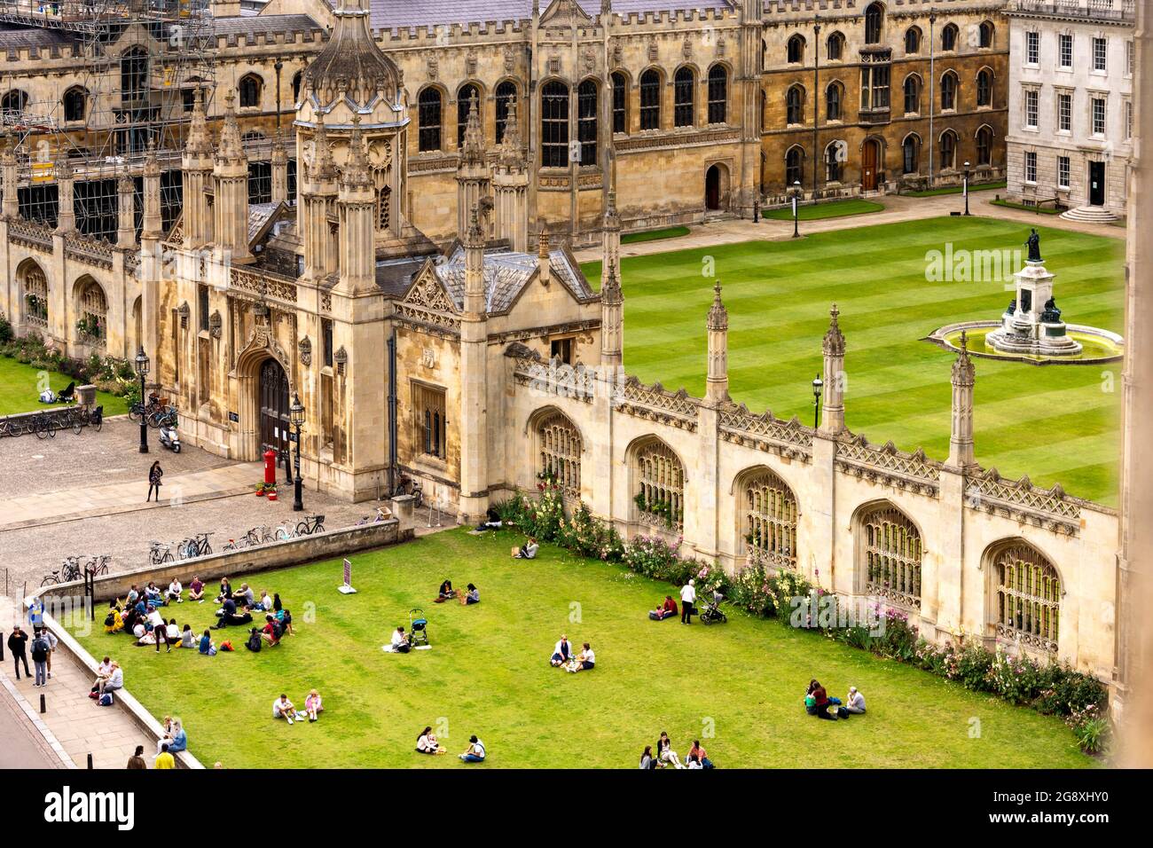 CAMBRIDGE ENGLAND KING'S COLLEGE EN ÉTÉ ET LES GENS SUR LES PELOUSES Banque D'Images