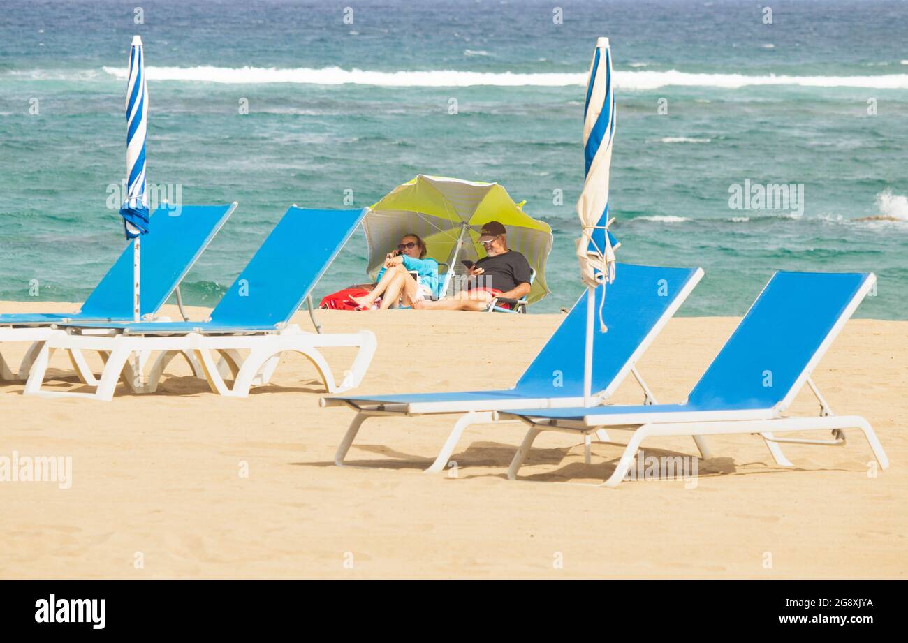 Las Palmas, Grande Canarie, Îles Canaries, Espagne. 23 juillet 2021. Locaux et touristes, beaucoup du Royaume-Uni, sur la plage de la ville à Las Palmas sur Gran Canaria. Gran Canaria et Tenerife seront déplacés au niveau 3 et 4 respectivley dans un effort de réduire la spirale des cas Covid. Parmi les nouvelles mesures, un certificat de vaccination Covid sera maintenant requis pour entrer dans les restaurants de Ténérife (niveau 4). Crédit : Alan Dawson/Alay Live News. Banque D'Images