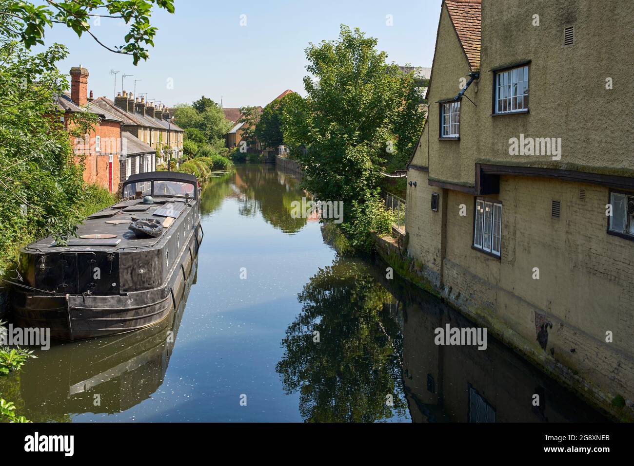 Péniche et maisons anciennes sur la rivière Lea navigation à Hertford, Hertfordshire, dans le sud de l'Angleterre, en été Banque D'Images