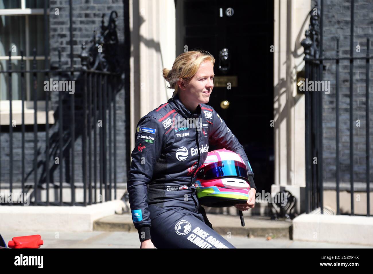 Londres, Angleterre, Royaume-Uni. 23 juillet 2021. Voiture de course de Formule E à Downing Street. EnVision pilote de course ALICE POWELL avec la Formule E Racing car devant No10 Downing Street pour marquer 100 jours à COP26. (Image de crédit : © Tayfun Salci/ZUMA Press Wire) Banque D'Images