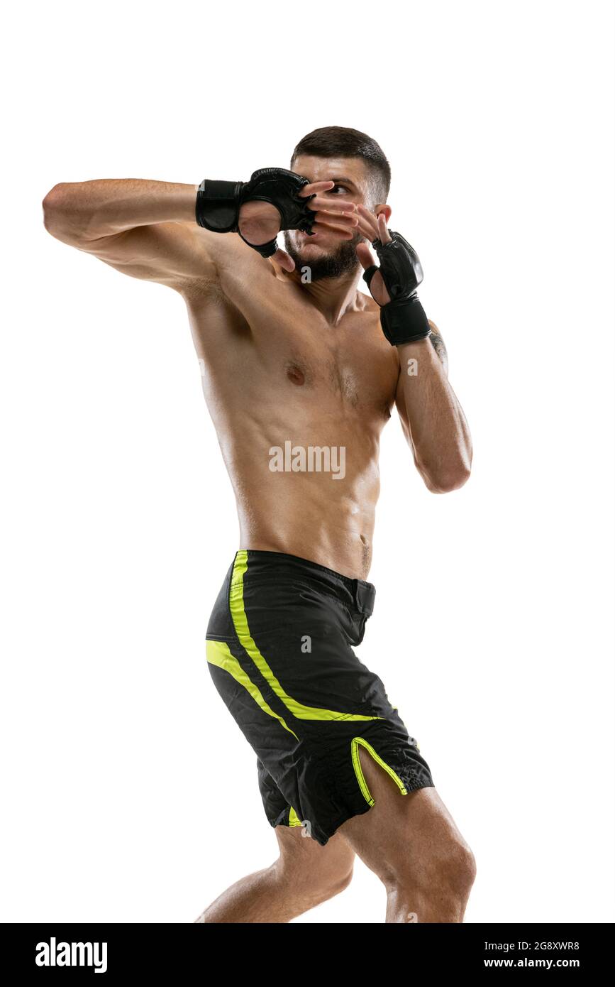 Portrait d'un boxeur professionnel MMA masculin pratiquant isolé sur fond blanc de studio. Faire des combats musculaires d'athlète caucasien. Banque D'Images