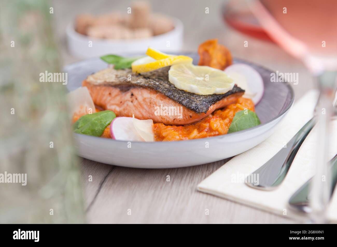 Steak de saumon grillé à la ratatouille et au citron. Fruits de mer légers et sains. Banque D'Images