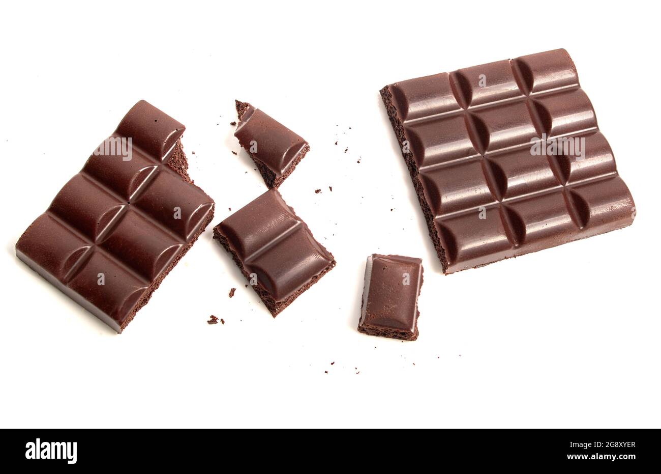Barre cassée de chocolat noir gazéifié en petits morceaux sur fond blanc isolé. Banque D'Images