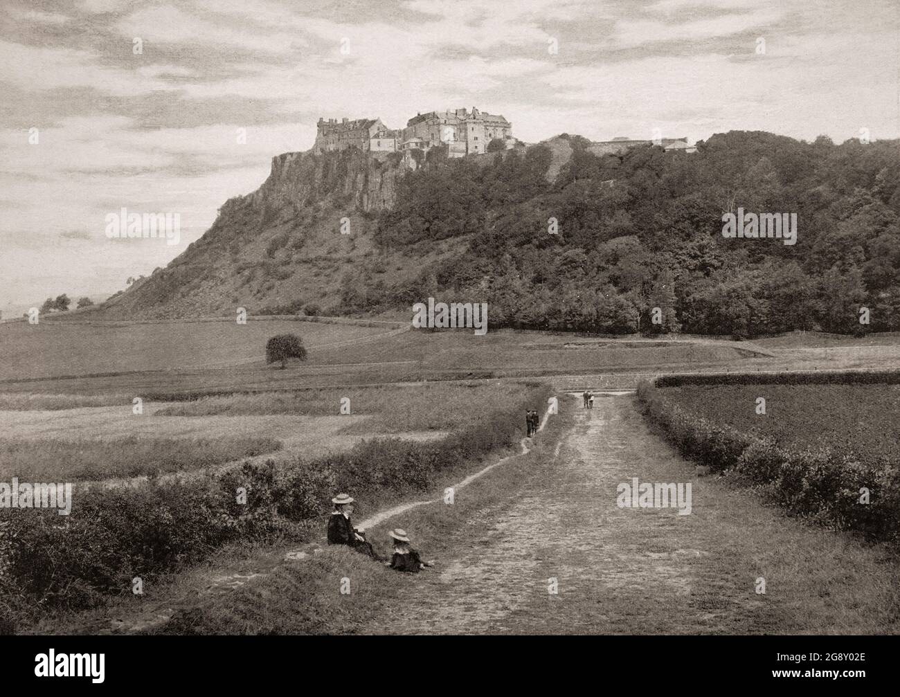 Vue de la fin du XIXe siècle sur le château de Stirling, l'un des plus grands et des plus importants châteaux d'Écosse, à la fois historiquement et sur le plan architectural. Le château se trouve au sommet de Castle Hill, un crampon intrusif, entouré de trois côtés par des falaises abruptes, lui donnant une position défensive forte. Le château date d'au moins début du XIIe siècle, les bâtiments actuels ont été construits entre 1490 et 1600, tandis que les défenses extérieures en face de la ville datent du début du XVIIIe siècle. Banque D'Images